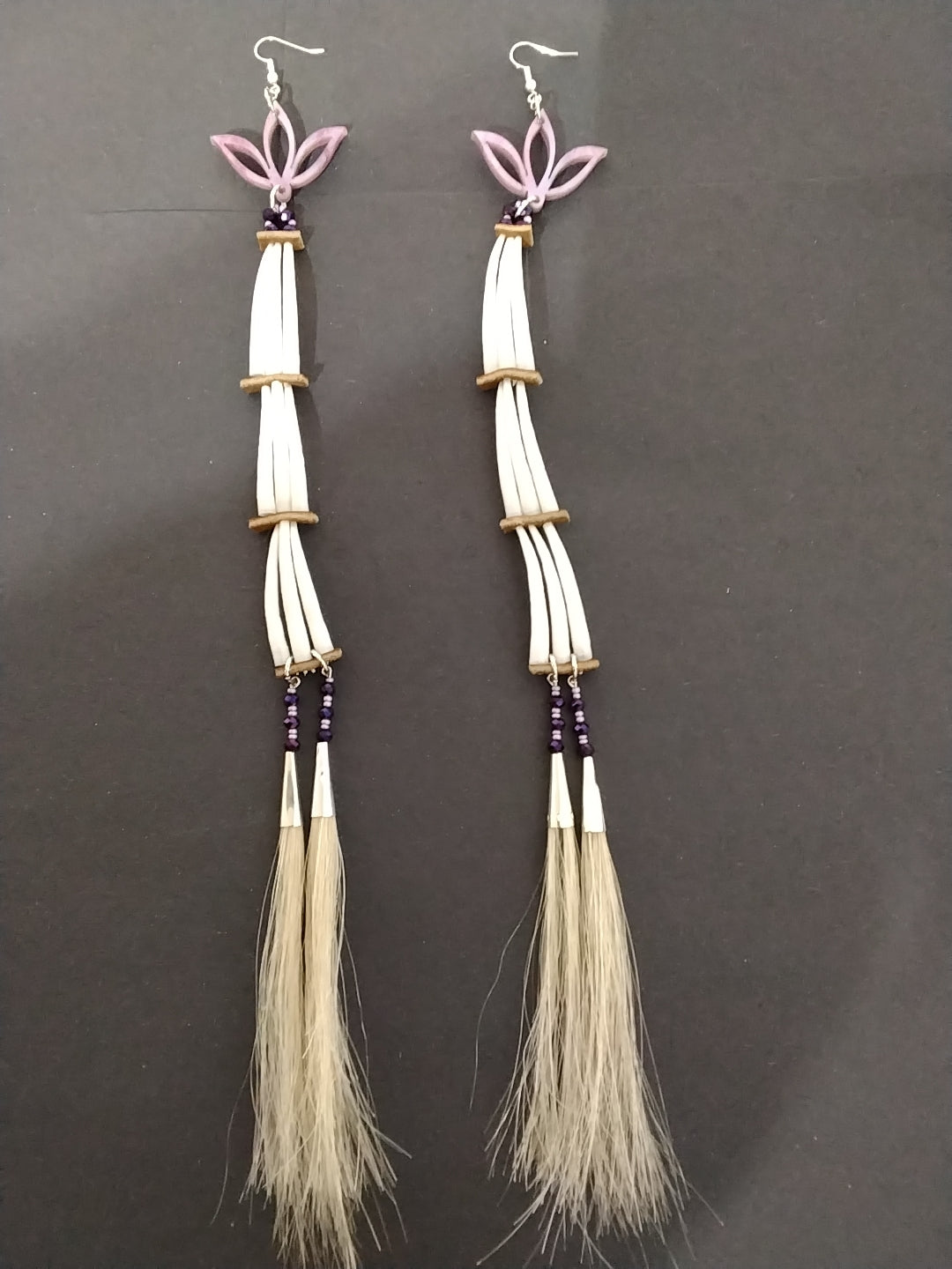 Dentalium and horse hair earrings - kłpaʕlxʷ