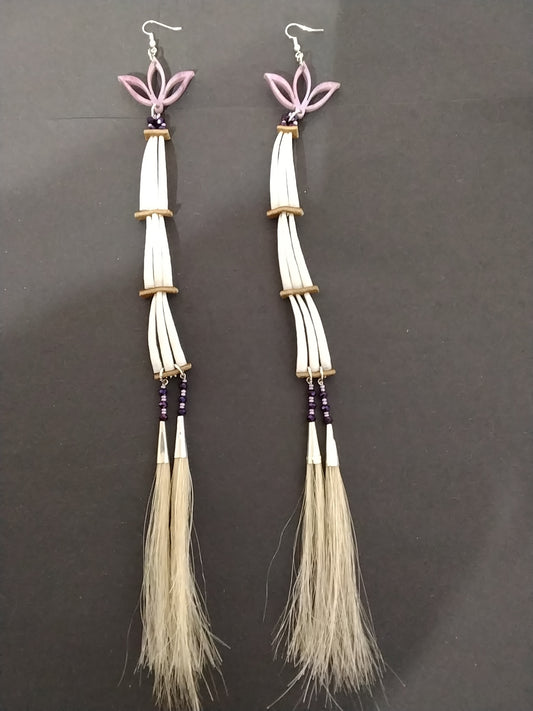 Dentalium and horse hair earrings - kłpaʕlxʷ
